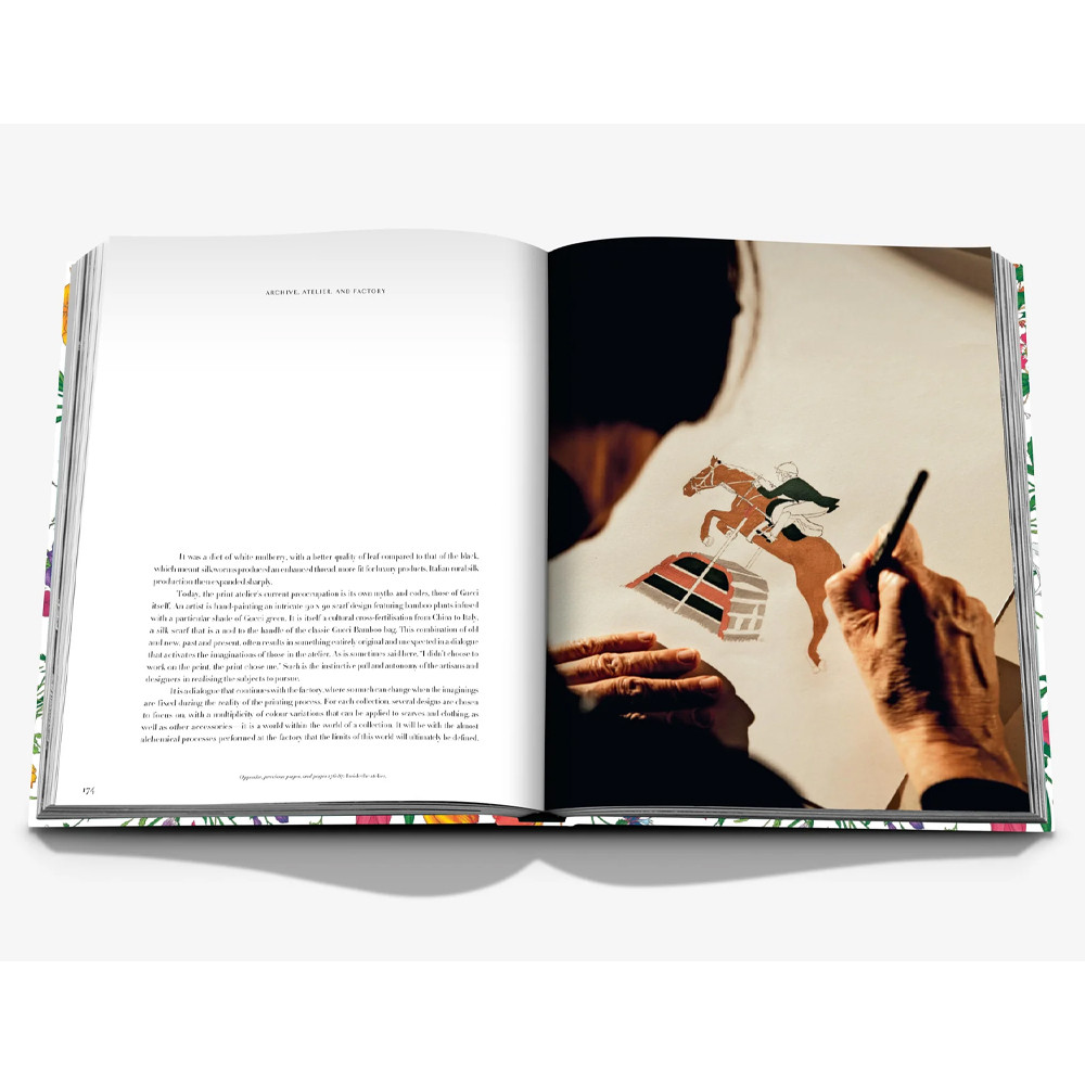 Подарочная коллекционная книга для дизайнеров Gucci. The Art of Silk Assouline