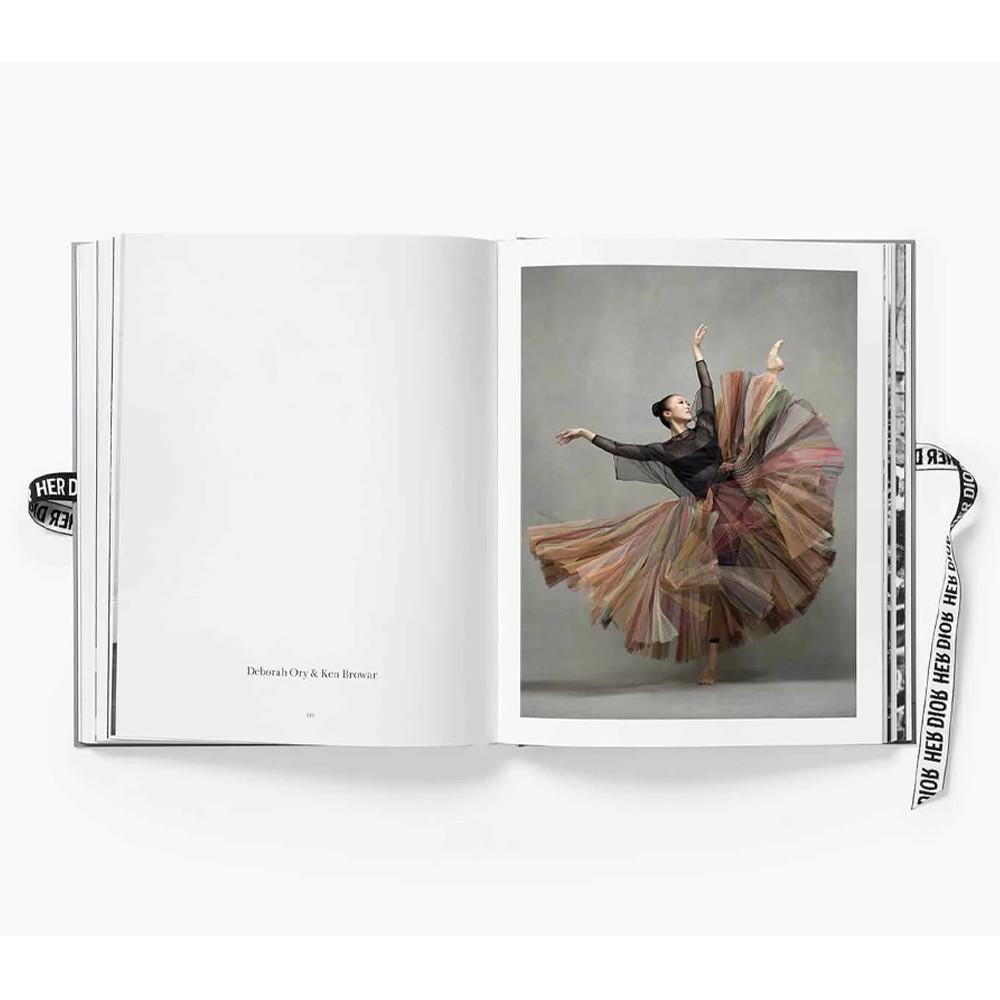 Подарочное издание про феминизм в моде Марии Грации Кьюри Her Dior Maria Grazia Chiuris New Voice