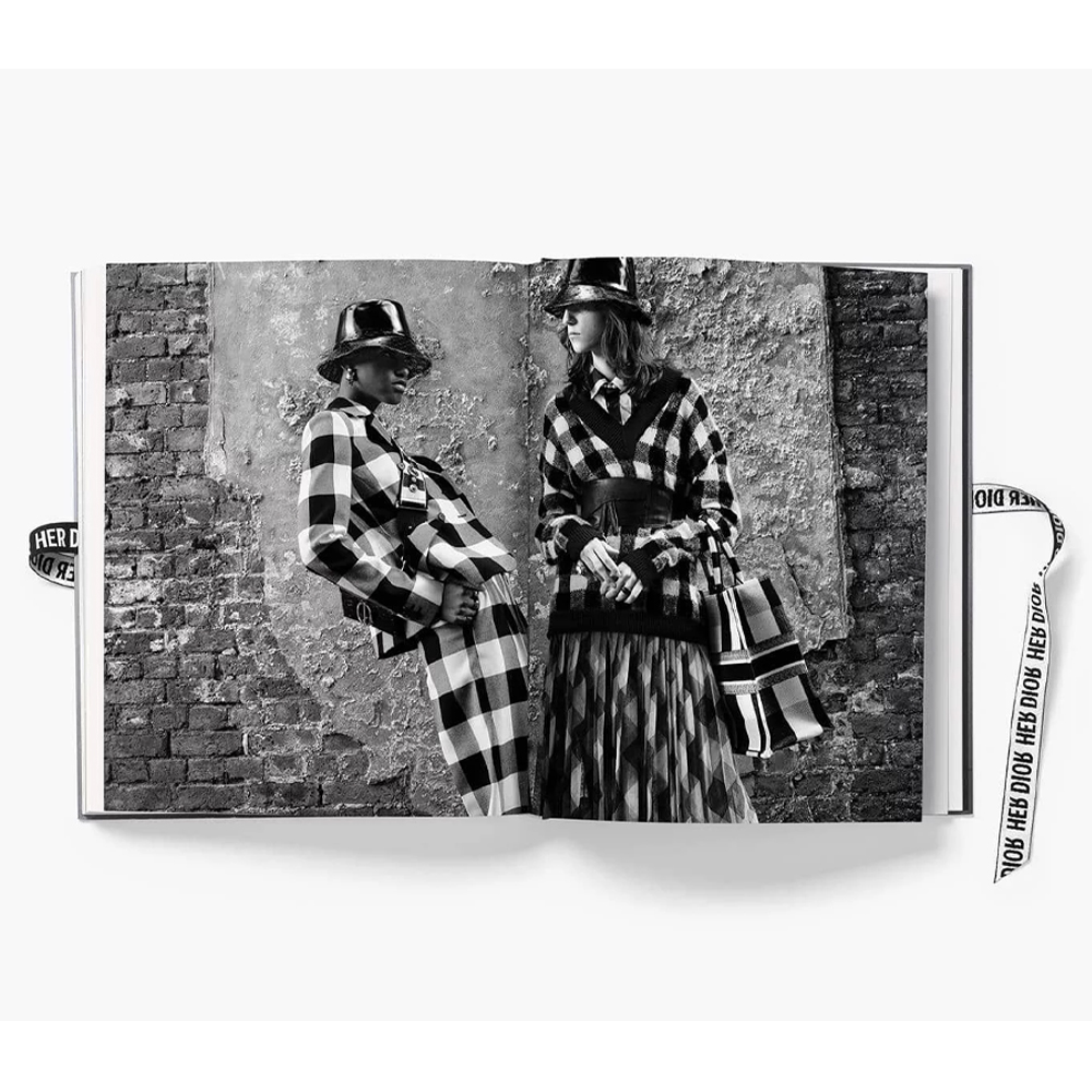 Подарочное издание про феминизм в моде Марии Грации Кьюри Her Dior Maria Grazia Chiuris New Voice