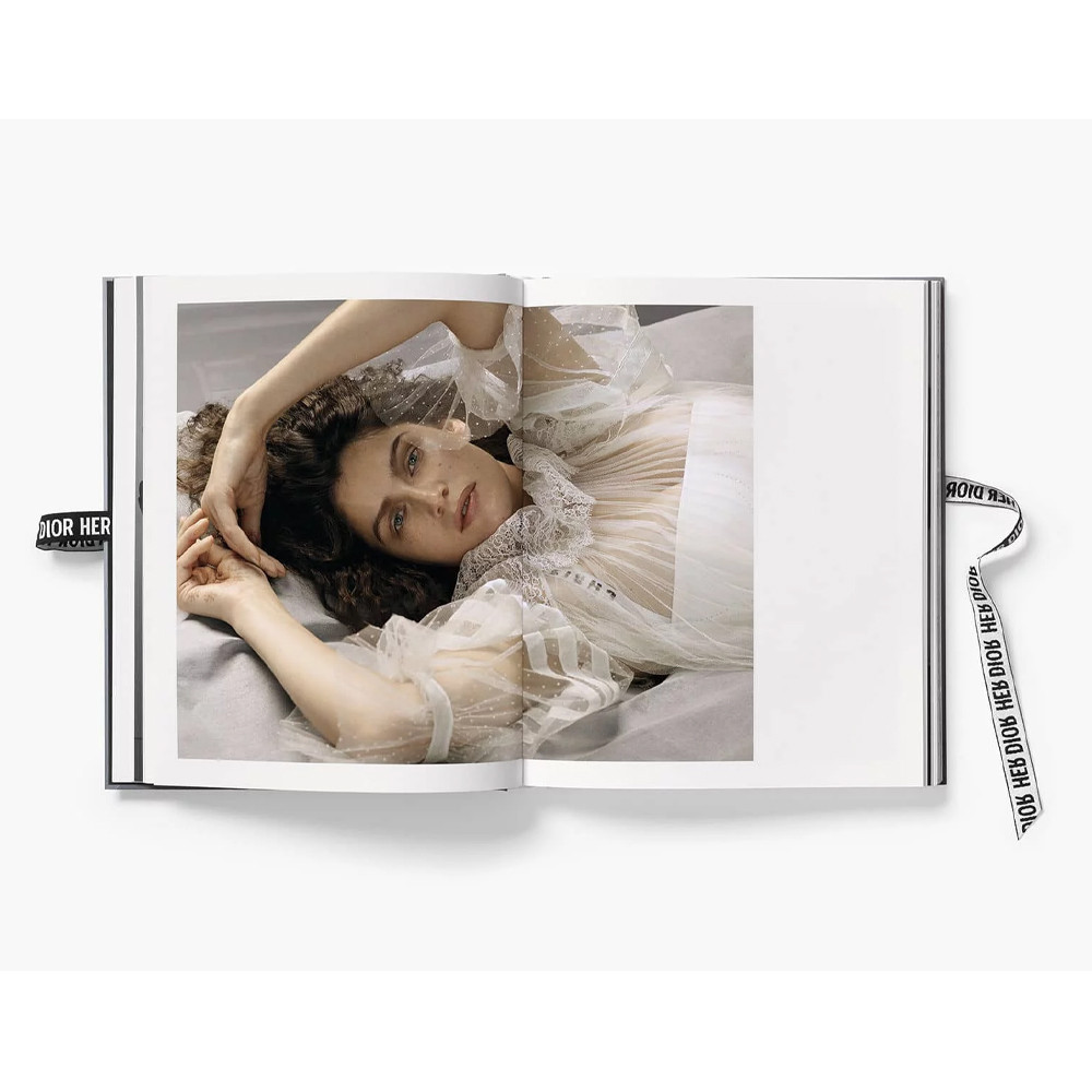 Подарочное издание про феминизм в моде Марии Грации Кьюри Her Dior Maria Grazia Chiuris New Voice