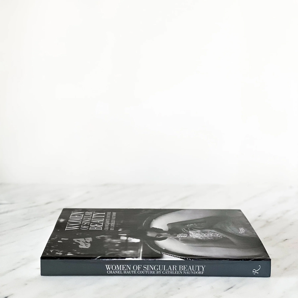 Подарочный фото-альбо Women of Singular Beauty Chanel Haute Couture