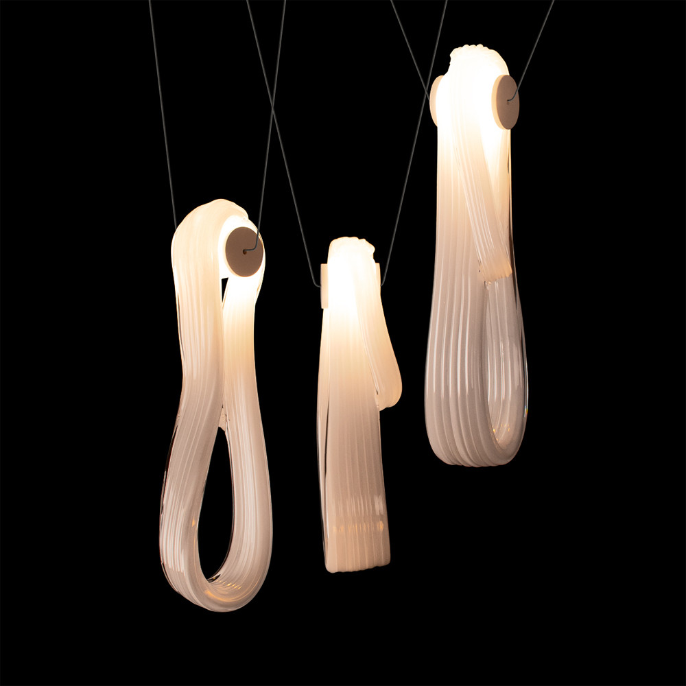 Подвесной светильник белого цвета с 3-мя изогнутыми плафонами Flow Loop