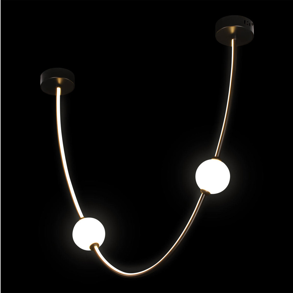 Подвесной светильник в форме дуги с белыми шарообразными плафонами Flos Wireline Lighting