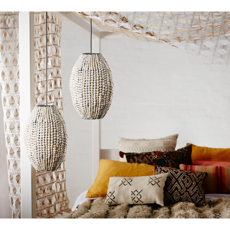 Подвесной светильник вертикальной овальной формы украшенный белыми круглыми бусинами Gradient Oval Pendant Lamp White