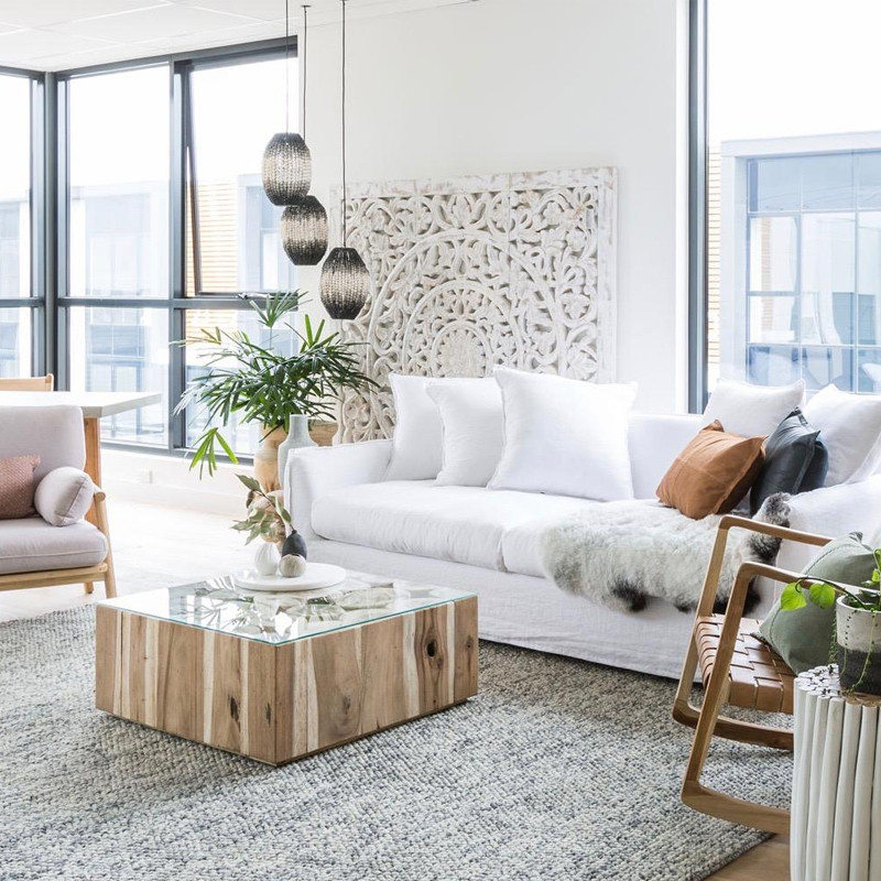 Подвесной светильник вертикальной овальной формы украшенный белыми круглыми бусинами Gradient Oval Pendant Lamp White