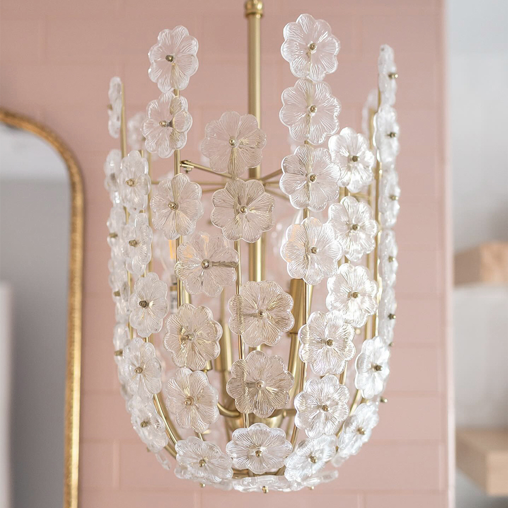 Подвесной светильник декорированный цветами из стекла Lightness of Flowers