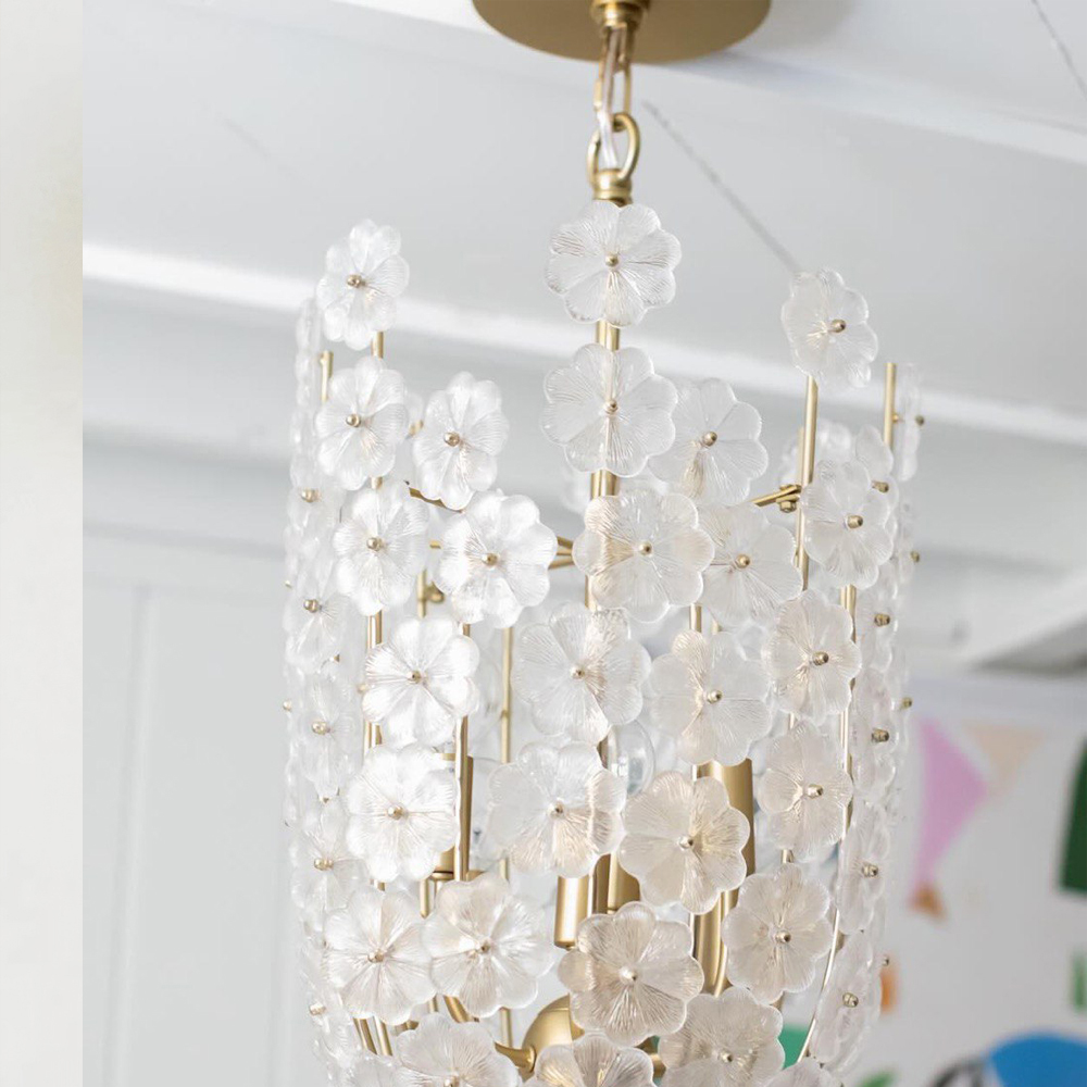 Подвесной светильник декорированный цветами из стекла Lightness of Flowers