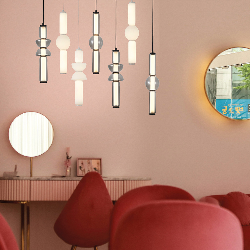 Подвесной светильник из дымчатого стекла цилиндрической формы с чёрным металлическим основанием Hiding secrets