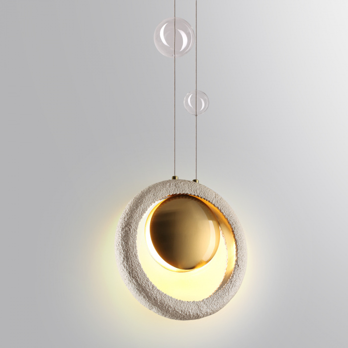 Подвесной светильник с бежевым текстурным кольцом и латунным шаром в центре Tactile