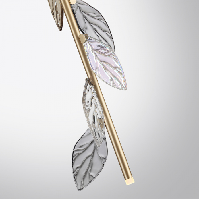 Подвесной светильник с золотистой вертикальной трубкой и декоративными прозрачными листьями из стекла Sylva