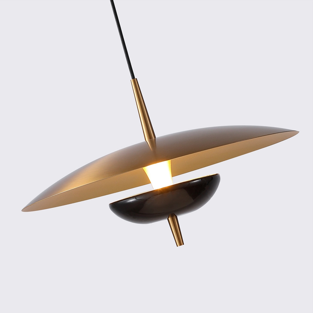 Подвесной светильник с золотым металлическим плафоном округлой формы и декоративным элементом из чёрного мрамора Midnight Grace