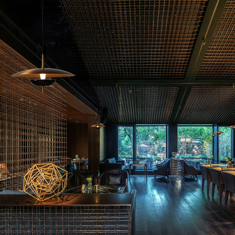 Подвесной светильник с золотым металлическим плафоном округлой формы и декоративным элементом из чёрного мрамора Midnight Grace