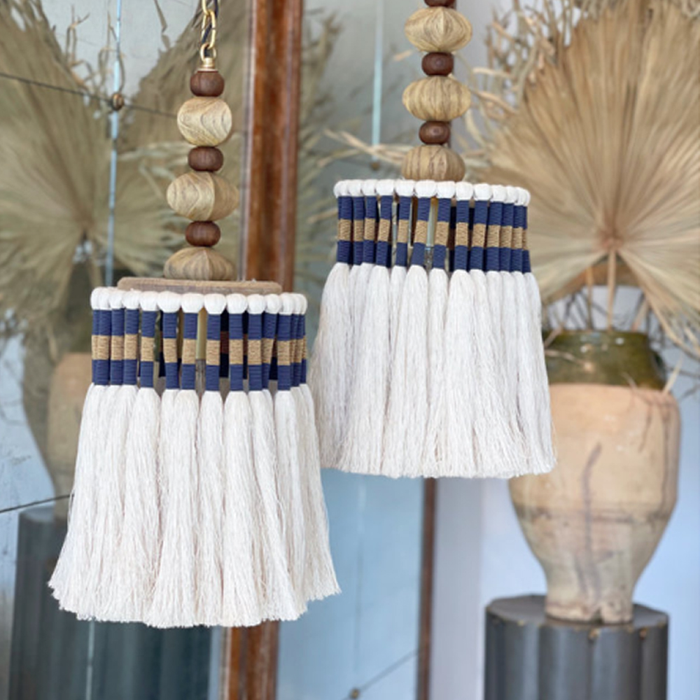 Подвесной светильник с подвесом из деревянных бусин и абажуром из кисточек Аmbiance