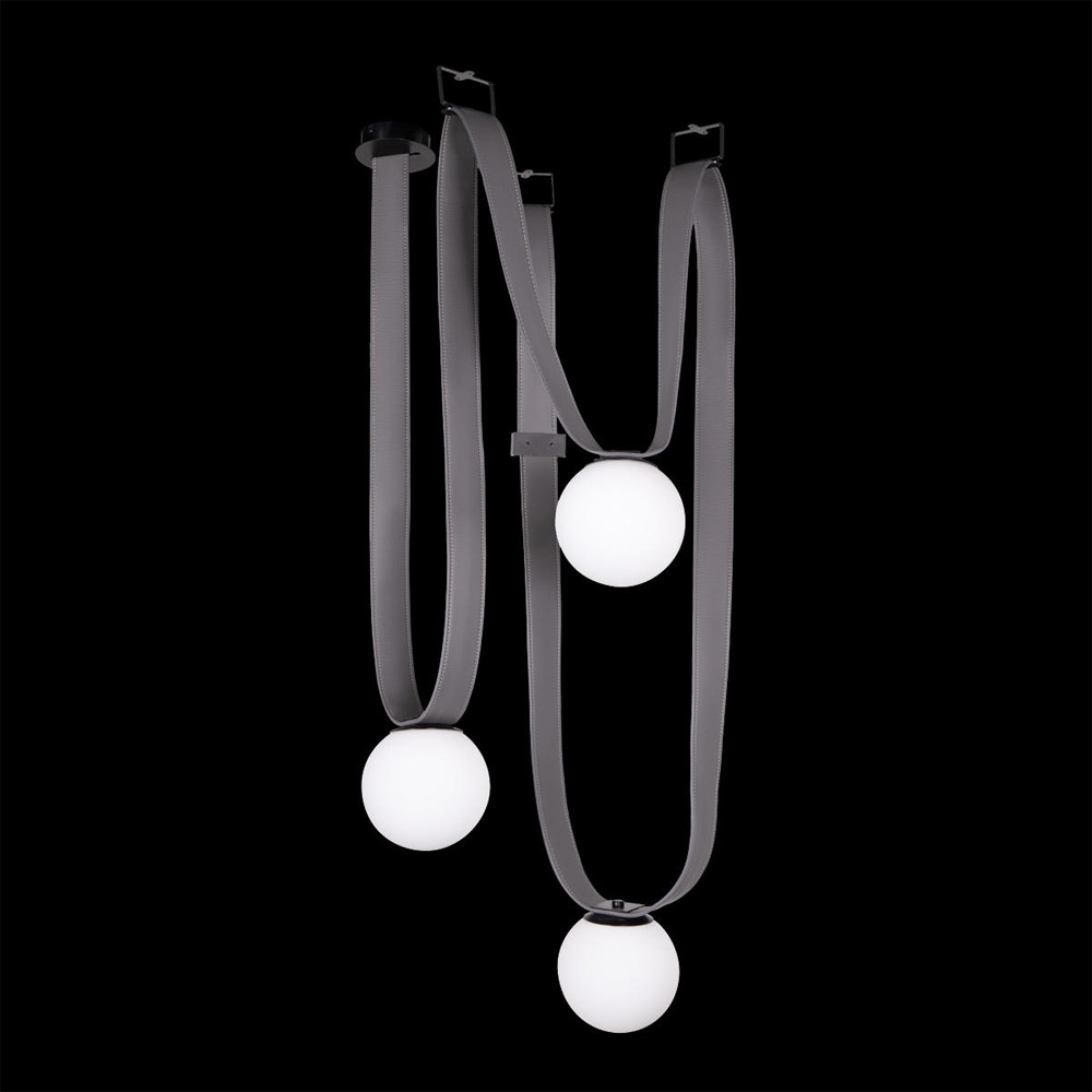 Подвесной светильник с серыми кожаными ремнями и белыми стеклянными плафонами в виде шаров Flos Wireline Lighting