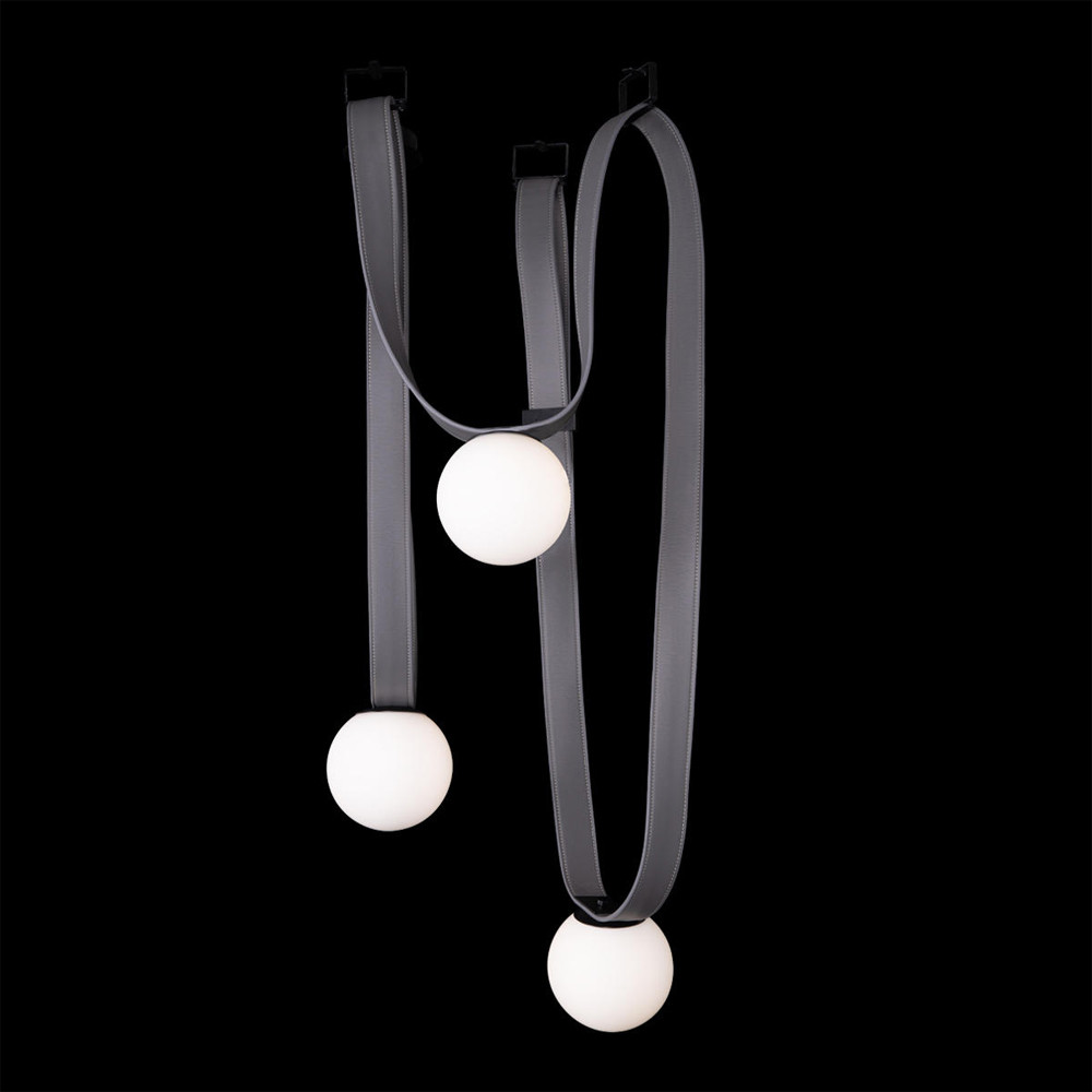 Подвесной светильник с серыми кожаными ремнями и белыми стеклянными плафонами в виде шаров Flos Wireline Lighting