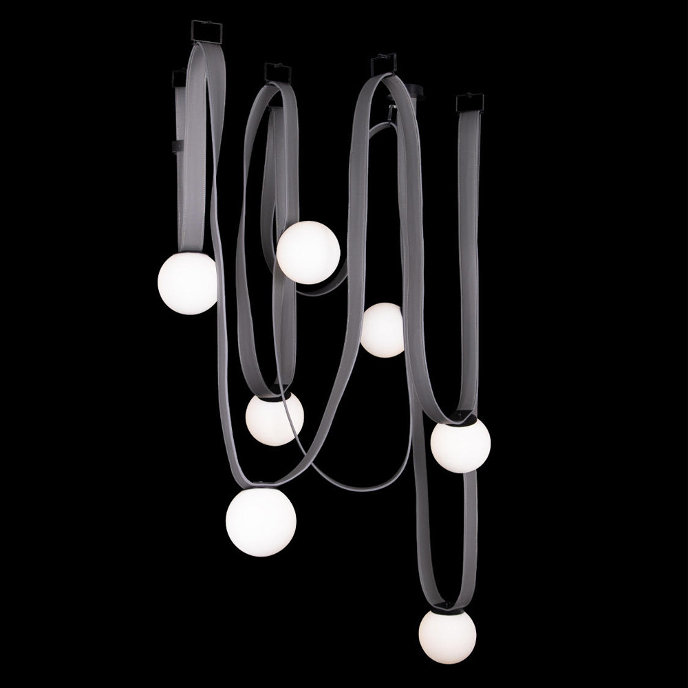 Подвесной светильник с серыми кожаными ремнями и белыми стеклянными плафонами в виде шаров Flos Wireline Lighting