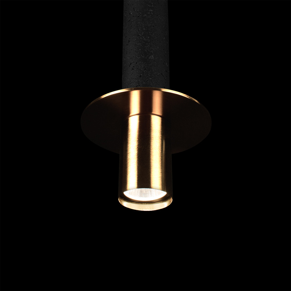 Подвесной светильник с узким цилиндрическим плафоном и золотым металлическим декором Concrete Pipe