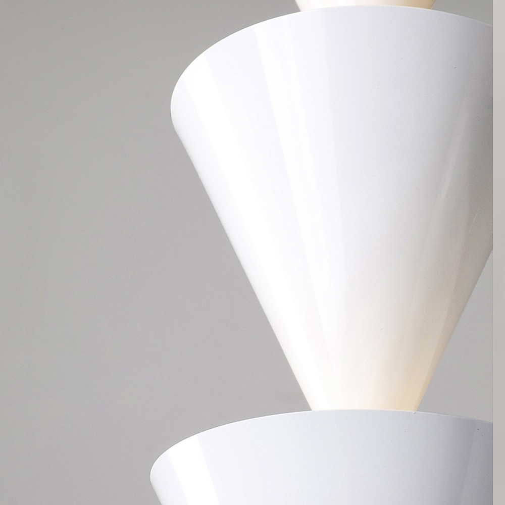 Подвесной светильник светодиодный в виде ряда белых металлических конусов  Herringbone