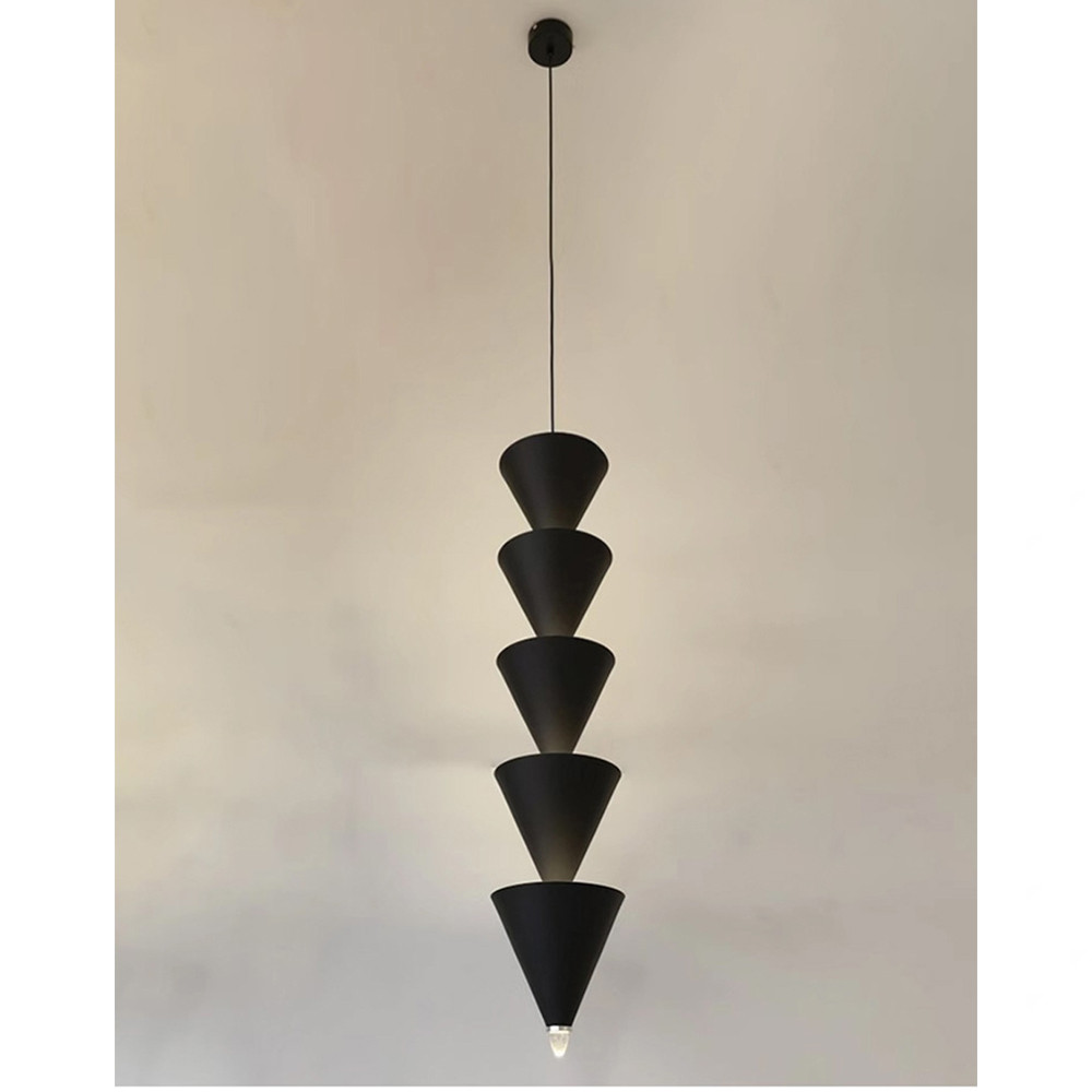 Подвесной светильник светодиодный в виде ряда черных металлических конусов  Herringbone