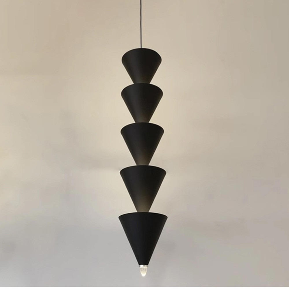 Подвесной светильник светодиодный в виде ряда черных металлических конусов  Herringbone
