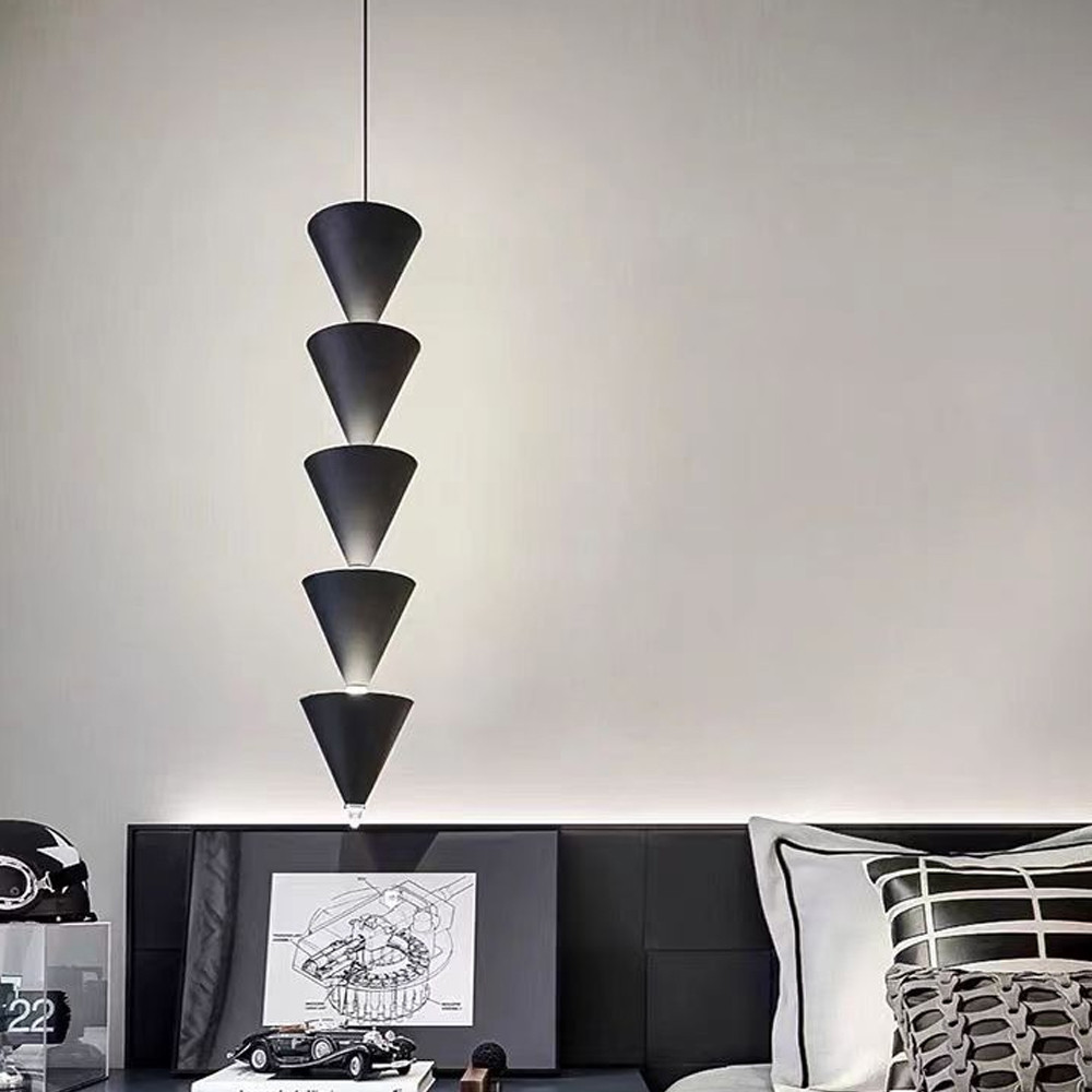 Подвесной светильник светодиодный в виде ряда черных металлических конусов  Herringbone