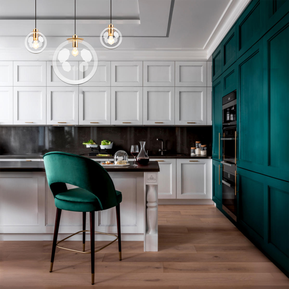 Подвесной светильник со стеклянным прозрачным плафоном в форме шара и золотыми металлическим акцентами 30 ClassiCon