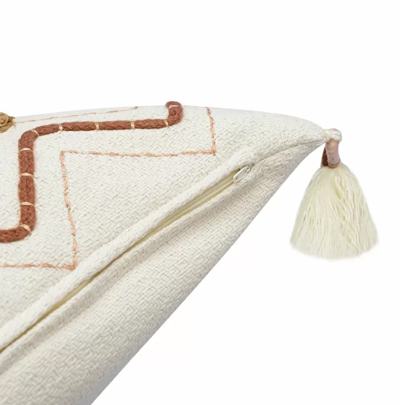 Подушка декоративная с геометрическим узором и кисточками Divine Abstractions