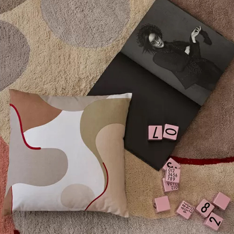 Подушка декоративная хлопковая бежевого цвета с абстрактным принтом Elysian Flow Sand