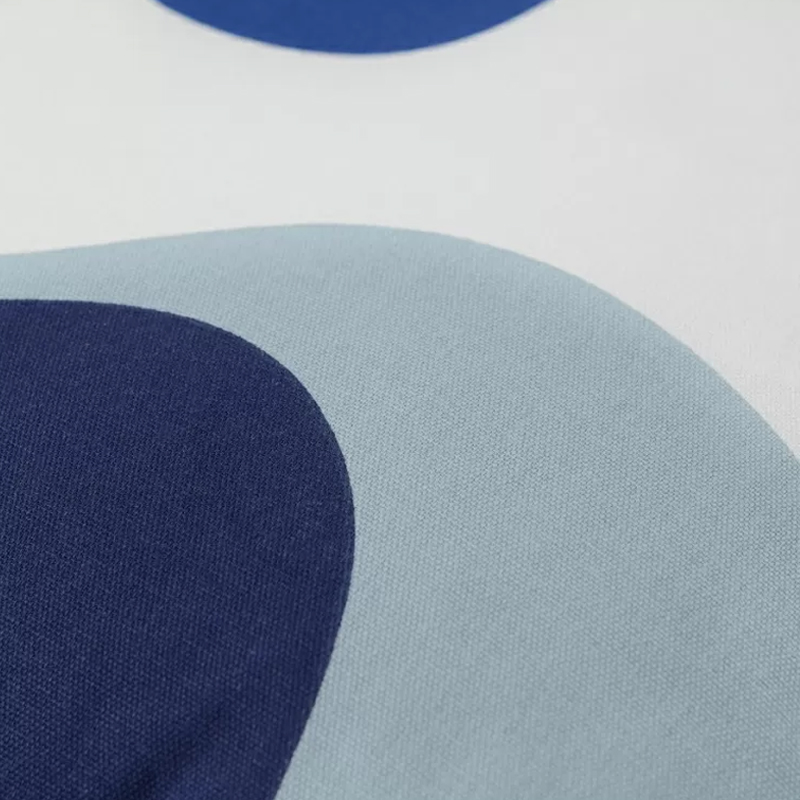 Подушка декоративная хлопковая синего цвета с абстрактным принтом Elysian Flow Azure