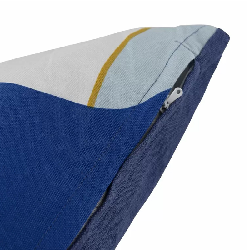 Подушка декоративная хлопковая синего цвета с абстрактным принтом Elysian Flow Azure