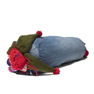 Подушка из джинсовой одежды и вязания Heart&Brain