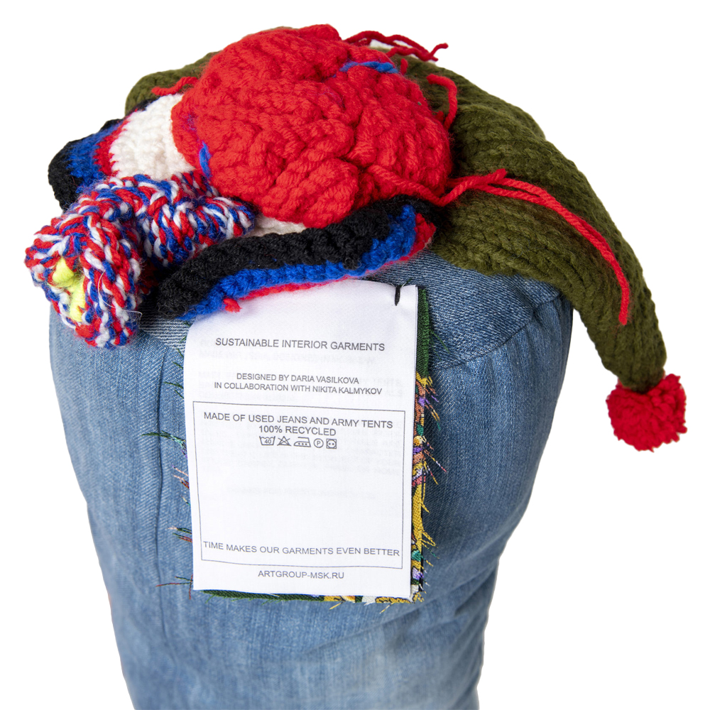 Подушка из джинсовой одежды и вязания Heart&Brain