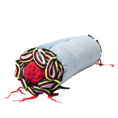 Подушка из джинсовой одежды и вязания Heart&Brain 2