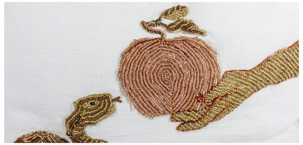 Подушка с вышивкой из бисера Snake with Apple