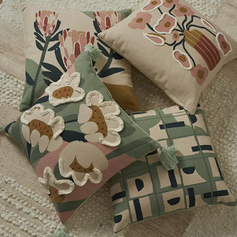 Подушка с цветочным принтом Blooming Elegance Lily