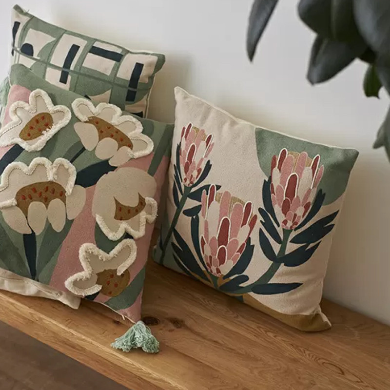 Подушка с цветочным принтом Blooming Elegance Lily