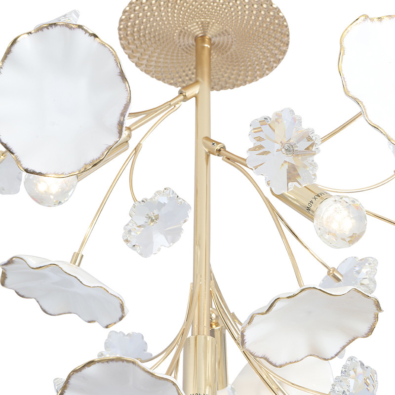 Потолочный светильник с золотыми ветвями и белыми лепестками на круглом рельефном основании Wintery flovers