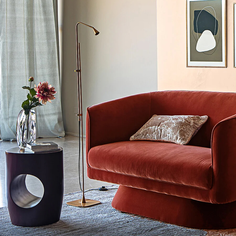 Приставной столик черного цвета AMORPHOUS