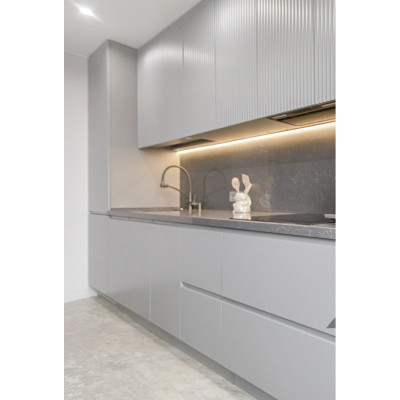 Прямой серый кухонный гарнитур с фрезерованным фасадом Idelle Kitchen Set