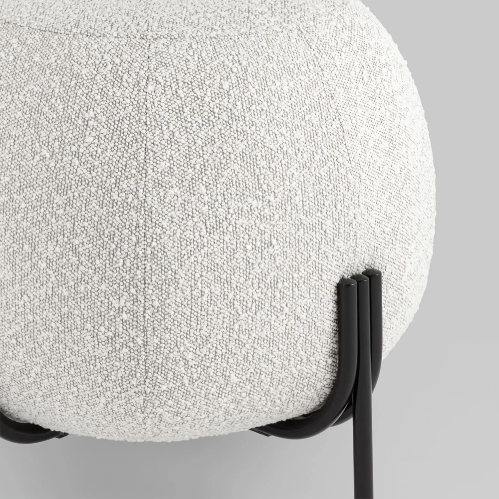 Пуф в ткани букле молочного цвета Pikelet