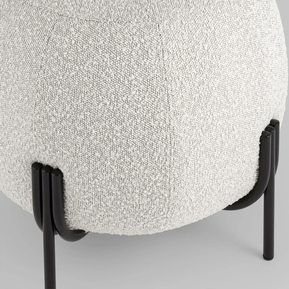 Пуф в ткани букле молочного цвета Pikelet