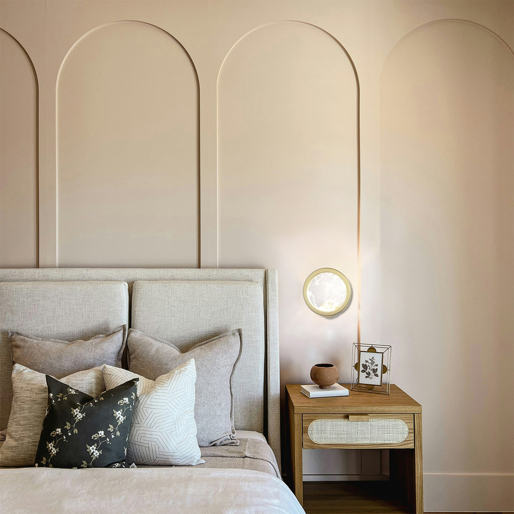 Светодиодное бра круглой формы с металлической рамой золотого цвета Marble Glow