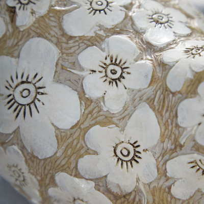 Статуэтка курица с резными белыми цветами на бежевой фактурной поверхности Rustic Chicken