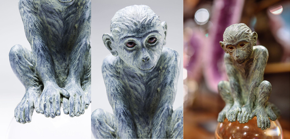 Статуэтка Обезьяна на прозрачном шаре