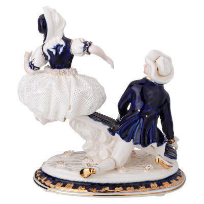 Статуэтка фарфоровая Влюбленная пара Charming Statuette