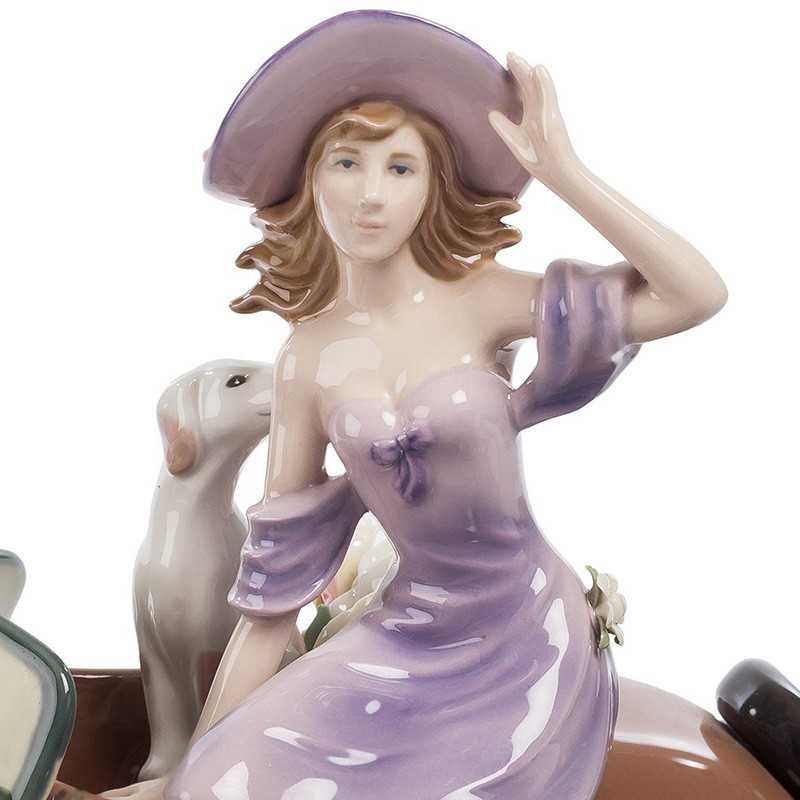 Статуэтка фарфоровая Девушка с автомобилем Charming Statuette