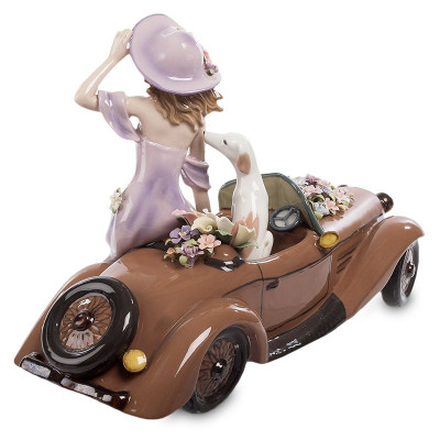 Статуэтка фарфоровая Девушка с автомобилем Charming Statuette