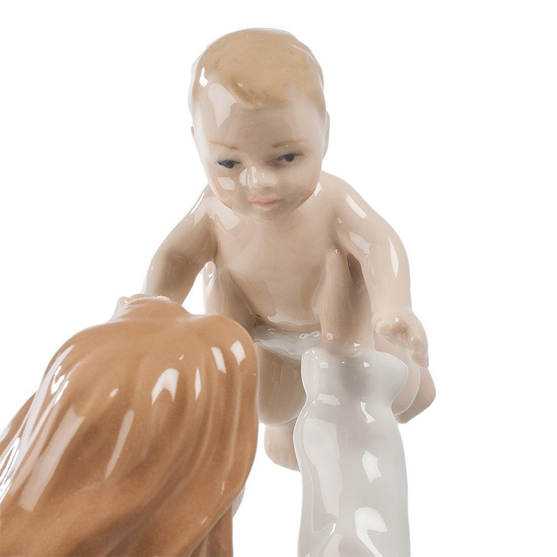 Статуэтка фарфоровая Девушка с ребенком Charming Statuette