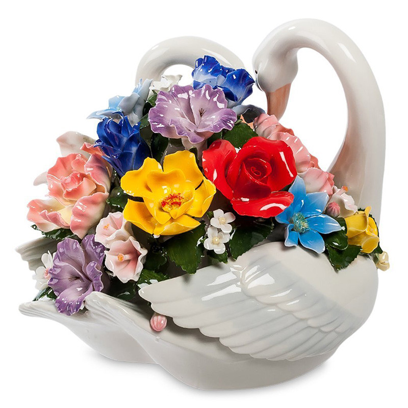 Статуэтка фарфоровая Лебеди с цветами Charming Statuette