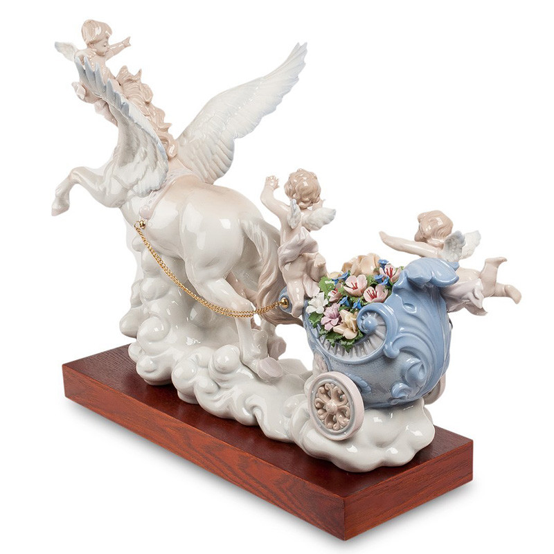 Статуэтка фарфоровая Небесная колесница Charming Statuette